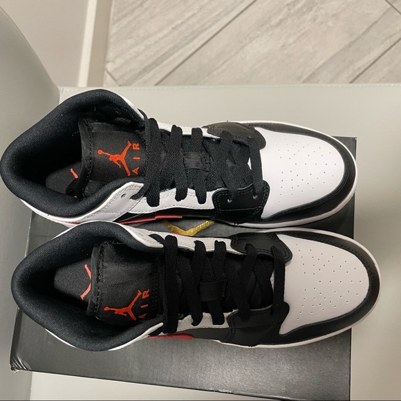 2021 Nike Air Jordan 1 Mid 'Chile Red' Size 5Y or 6.5 Women - Picture 10 of 10